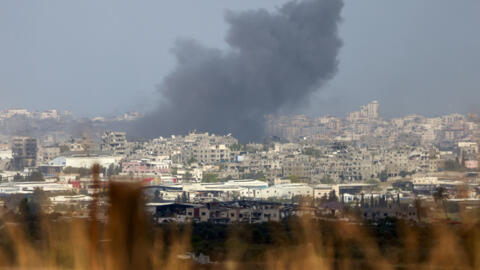 دخان يتصاعد خلال القصف الإسرائيلي على قطاع غزة في 12 مايو،أدار 2024