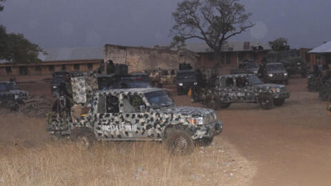 شاحنات تابعة للجيش النيجيري خارج المدرسة التي تم اختطاف الأطفال فيها في نيجيريا، 7 آذار/مارس 2024. 
