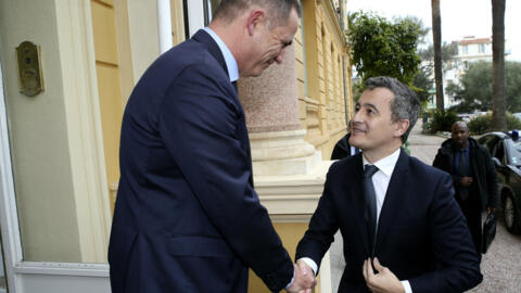 وزير الداخلية الفرنسي جيرالد دارمانان يلتقي بجيل سيموني، رئيس المجلس التشريعي خلال زيارته إلى جزيرة كورسيكا.