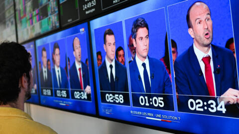 Photo prise dans la salle de contrôle des médias au siège de l'AFP à Paris, lors du débat entre Manuel Bompard, Gabriel Attal et Jordan Bardella, le 25 juin 2024 sur TF1.