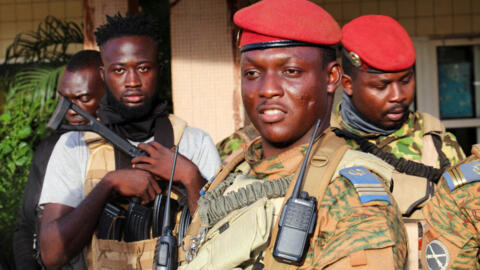 الحاكم العسكري لبوركينا فاسو إبراهيم تراوري برفقة جنود في واغادوغو عاصمة بوركينا فاسو، 2 تشرين الأول/أكتوبر 2022. 