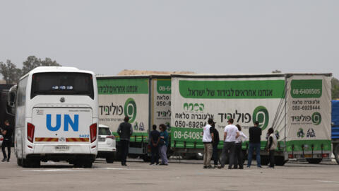 شاحنات تحمل مساعدات إنسانية تنتظر على الجانب الإسرائيلي من معبر كرم أبو سالم الحدودي مع قطاع غزة في جنوب إسرائيل، 28 مايو، 2024.