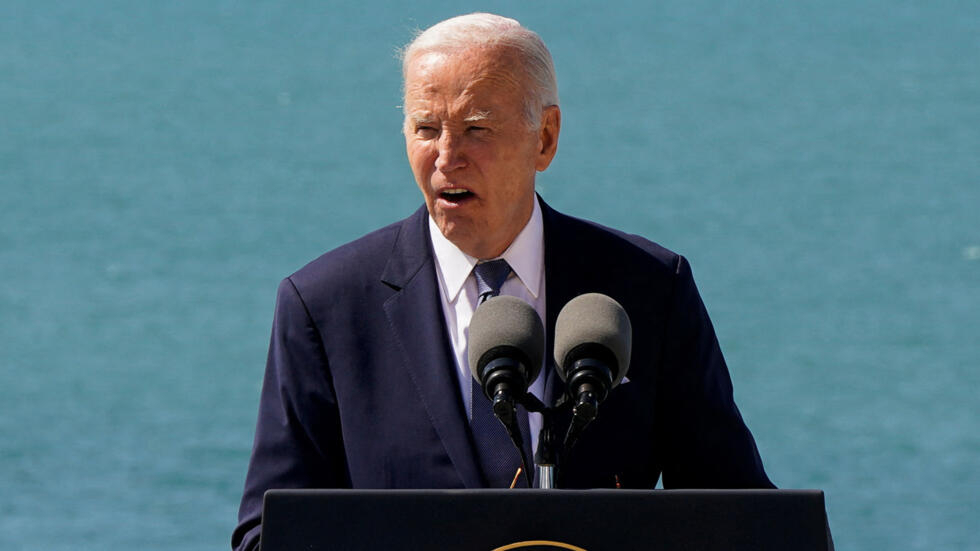 Le président américain Joe Biden a prononcé un discours sur le site de l'une des plus féroces batailles du débarquement, la Pointe du Hoc en Normandie (France), vendredi 7 juin 2024.