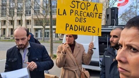 Accompagnés par des syndicats, les praticiens diplômés en dehors de l'Union européenne ont manifesté le 15 février devant le ministère de la Santé à Paris.