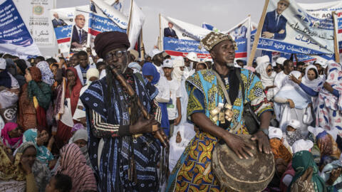 Les partisans du Président de la Mauritanie Mohamed Ould Ghazouani jouent de la musique lors de sib dernier meeting de campagne à Nouakchott le 27 juin 2024.