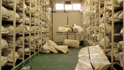 Un médecin légiste découvre l'un des 4 000 sacs mortuaires, le 1er juillet 2004, des victimes du massacre de Srebrenica en 1995