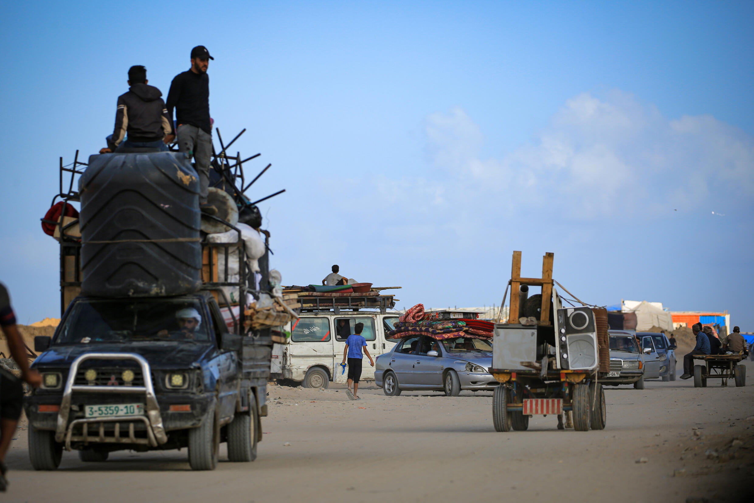 Des déplacés palestiniens arrivent à Al-Mawasi, dans le sud de la bande de Gaza, le 24 mai 2024.