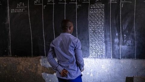 رجل يعد الأصوات خلال الانتخابات الرئاسية في تشاد، في نجامينا في 6 أيار/مايو 2024.