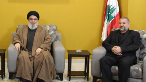 هذه الصورة تمثل زعيم الحزب اللبناني حسن نصر الله والرجل الثاني في حماس صالح العاروري في أحد المكاتب وفي مكان آمن بلبنان.
