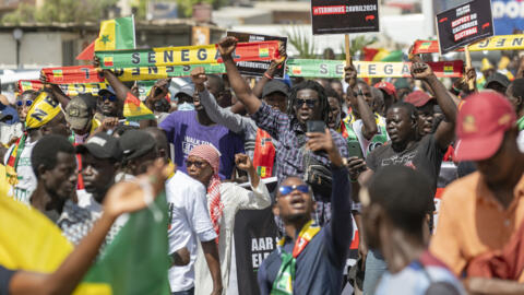 Des partisans du collectif d'opposition Aar Sunu Election manifestent dans une rue de Dakar, le samedi 17 février 2024.