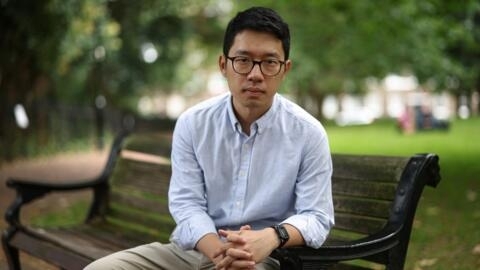 Nathan Law, ancien membre du Conseil législatif de Hong Kong, photographié dans un parc de Londres, le 18 août 2023.