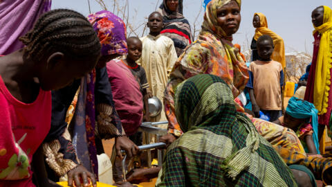 لاجئون سودانيون يملؤون المياه من نطقة توزيع في مخيم فارشنا للاجئين في التشاد، 8 أبريل 2024.