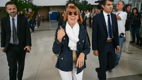 Gisèle Pelicot (c) arrive au tribunal d'Avignon accompagnée de ses avocats Stéphane Babonneau (d) et Antoine Camus (g), le 23 septembre 2024