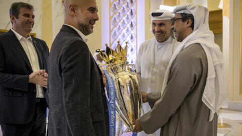 Le vice-président émirati et propriétaire de Manchester City Cheikh Mansour ben Zayed al-Nahyan avec l'entraîneur du club, Pep Guardiola, à Abu Dhabi, le 13 juin 2024.