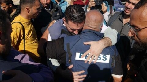 Le chef du bureau d'Al-Jazira à Gaza, Wael al-Dahdouh, réconforté lors des funérailles de son fils Hamza Wael al-Dahdouh, également journaliste d'Al-Jazira, tué lors d'une frappe aérienne israélienne,