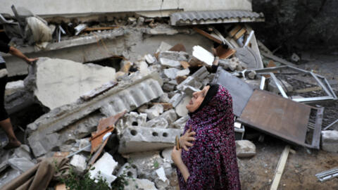 امرأة فلسطينية متأثرة في موقع غارة إسرائيلية على مبنى سكني في مدينة غزة في 25 تشرين الأول/ أكتوبر 2023.