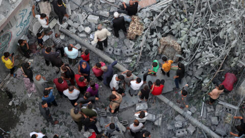 فلسطينيون يبحثون عن ناجين في موقع غارة إسرائيلية في مدينة غزة في 24 أيار/مايو 2024
