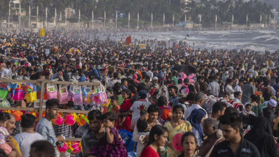 People crowd the Juhu beach on the Arabian Sea coast on a hot and humid day in Mumbai, India, on May 8, 2022.