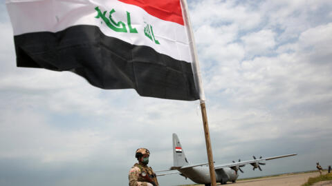 جندي عراقي يسير في قاعدة القيارة الجوية، العراق، 26آذار  مارس 2020