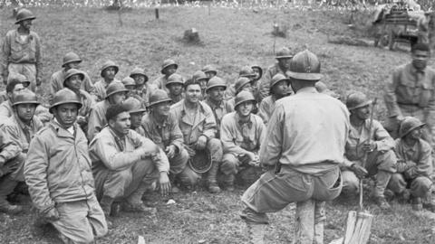 Des soldats de la 2e division d'infanterie marocaine rejoignant les premières lignes peu avant la bataille du Belvédère, en décembre 1943, au cours de la bataille de Monte Cassino.