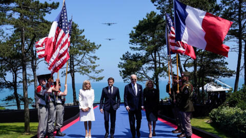 Le président américain Joe Biden, la première dame Jill Biden, le président français Emmanuel Macron et son épouse Brigitte Macron assistent à une cérémonie marquant le 80e anniversaire du jour J au c
