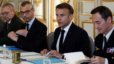 الرئيس الفرنسي إيمانويل ماكرون خلال اجتماع لمجلس الدفاع لبحث التطورات في إقليم كاليدونيا الجديدة، باريس في 20 مايو 2024.