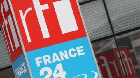 التقطت الصورة في 9 أبريل 2019 مع شعارات قناة فرانس24 وإذاعة فرنسا الدولية (RFI) في إيسي ليه مولينو، بالقرب من باريس.