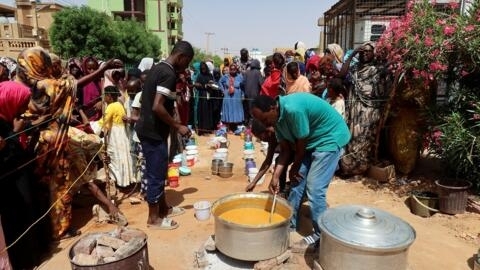 متطوع يحرك الطعام لتوزيعه على الناس في أم درمان، السودان في 3 أيلول/سبتمبر 2023. 