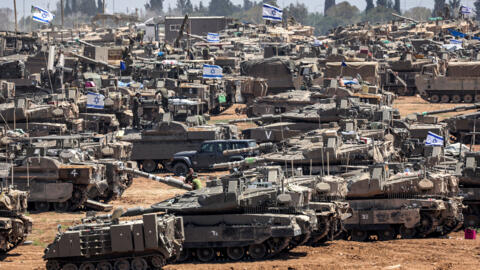 دبابات إسرائيلية وعربات مدرعة في جنوب إسرائيل قبالة الحدود مع قطاع غزة، 9 مايو 2024.