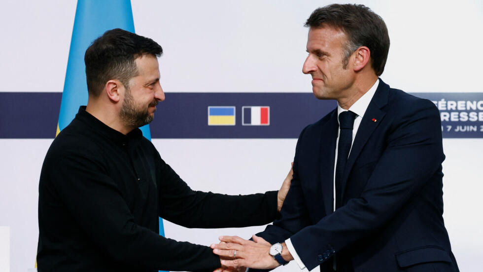 Le président français Emmanuel Macron, à droite, et son homologue ukrainien Volodymyr Zelenskyy se serrent la main après une conférence de presse au palais de l'Élysée à Paris, le 7 juin 2024.