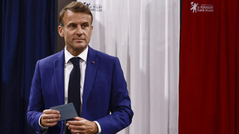 Le président français Emmanuel Macron quitte l'isoloir au premier tour des élections législatives, au Touquet-Paris-Plage, dans le nord de la France, le dimanche 30 juin 2024.