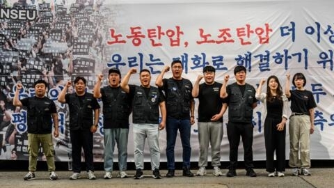 Les membres du syndicat de Samsung Electronics crient des slogans devant le bâtiment de l'entreprise à Séoul, le 7 juin 2024. C'est la première grève de l'histoire du géant technologique.