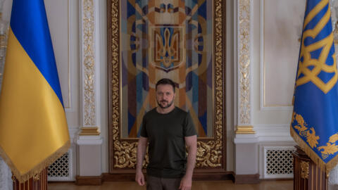 زيلينسكي في القصر الرئاسي في كييف قبيل مقابلة مع وكالة فرانس برس في 17 أيار/مايو 2024