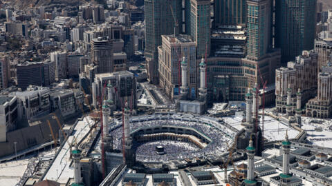 Vue aérienne de la Grande Mosquée de La Mecque et de la Kaaba, lors du pèlerinage annuel du hajj, le 17 juin 2024 en Arabie saoudite.