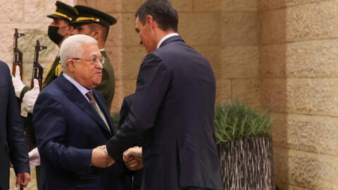 الرئيس الفلسطيني محمود عباس يستقبل رئيس الوزراء الإسباني بيدرو سانشيز في رام الله. 23 نوفمبر/تشرين الثاني 2023. 

