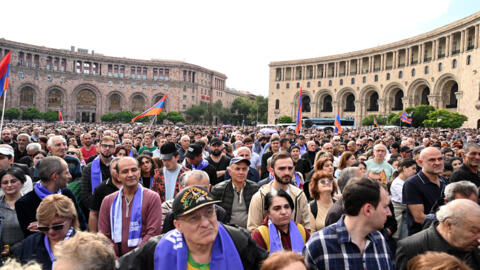 Des milliers de manifestants ont réclamé la démission du Premier ministre arménien, Nikol Pachinian, après la cession de villages frontaliers à l'Azerbaïdjan, dimanche 26 mai 2024 à Erevan (Arménie).