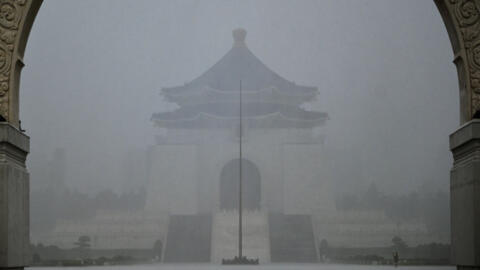 Le mémorial de Chiang Kai-shek sous de fortes pluies causées par le typhon Gaemi à Taipei le 24 juillet 2024.