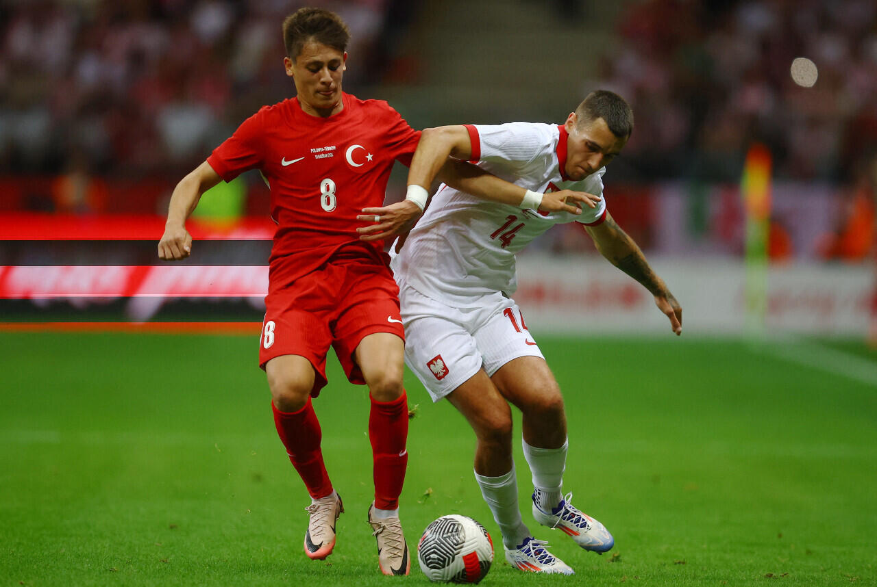 La pépite turque Arda Güler (à gauche) au duel avec le Polonais Jakub Kiwior, le 10 juin 2024.