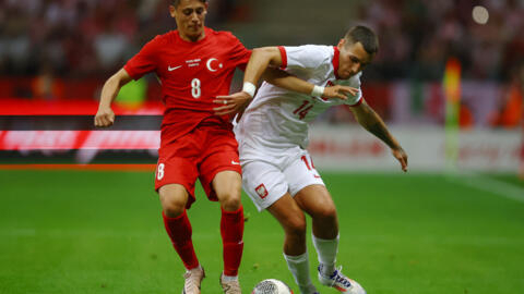 La pépite turque Arda Güler (à gauche) au duel avec le Polonais Jakub Kiwior, le 10 juin 2024.