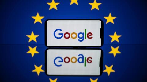 Le logo de Google sur un téléphone devant un drapeau européen. Photo prise le 27 avril 2023 à Toulouse.