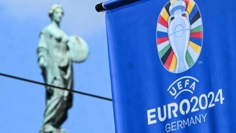 شعار بطولة أمم أوروبا لكرة القدم 2024 على علم معروض في وسط مدينة فرانكفورت، غرب ألمانيا في 14 أيار/مايو 2024.