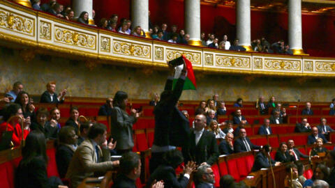 سيباستيان ديلوغو نائب حزب فرنسا الأبية يلوح بالعلم الفلسطيني في الجمعية الوطنية، باريس في 28 أيار/مايو 2024.