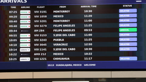 Un panneau d'affichage à l'aéroport de Guadalajara, au Mexique, indique, le 19 juillet, une série de vols retardés en raison de la panne informatique connue par Windows.