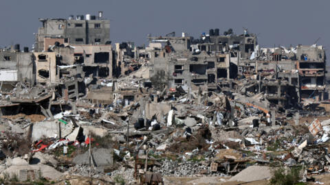 Une photo prise depuis le sud d'Israël montre des bâtiments détruits dans la bande de Gaza, le 7 février 2024,