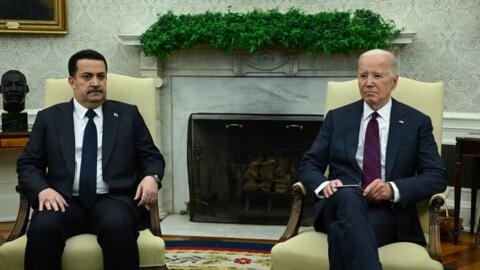 الرئيس الأمريكي جو بايدن خلال لقائه برئيس وزراء العراق محمد شياع السوداني في المكتب البيضاوي بالبيت الأبيض في واشنطن العاصمة في 15 نيسان/أبريل 2024.