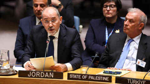 وزير الخارجية الأردني أيمن الصفدي إلى جانب زياد أبو عمرو الممثل الخاص للرئيس الفلسطيني في مجلس الأمن، 17 أبريل 2024.