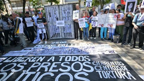 Des manifestants brandissent des affiches contre le gouvernement du président Nicolas Maduro à Caracas, le 11 septembre 2024.