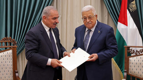 Le premier ministre palestinien Mohammad Shtayyeh (g) présente la démission de son gouvernement à Mahmoud Abbas, à Ramallah le 26 février 2024