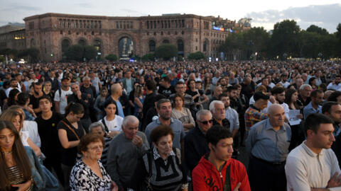 الأرمن يشاركون في مسيرة أمام مقر الحكومة في يريفان في 21 أيلول/سبتمبر 2023 بعد أن عقد الانفصاليون الأذربيجانيون والأرمن أول محادثات سلام مباشرة بينهما في وقت سابق من اليوم. 