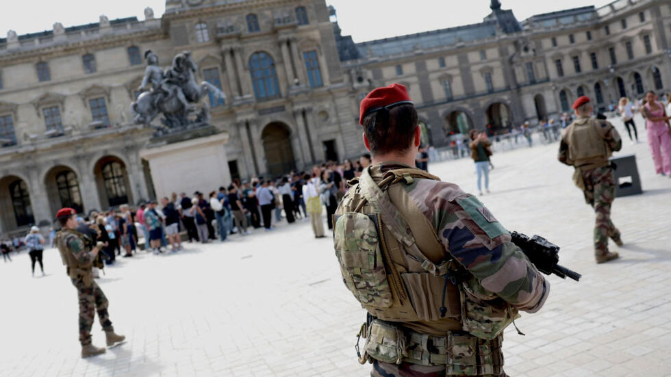 French soldiers patrol outside the Louvre museum in Paris in November 2023.